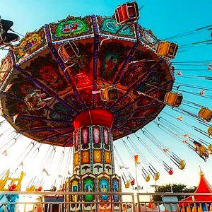 an amazing view of tourist enjoying fun ridenat dubai park